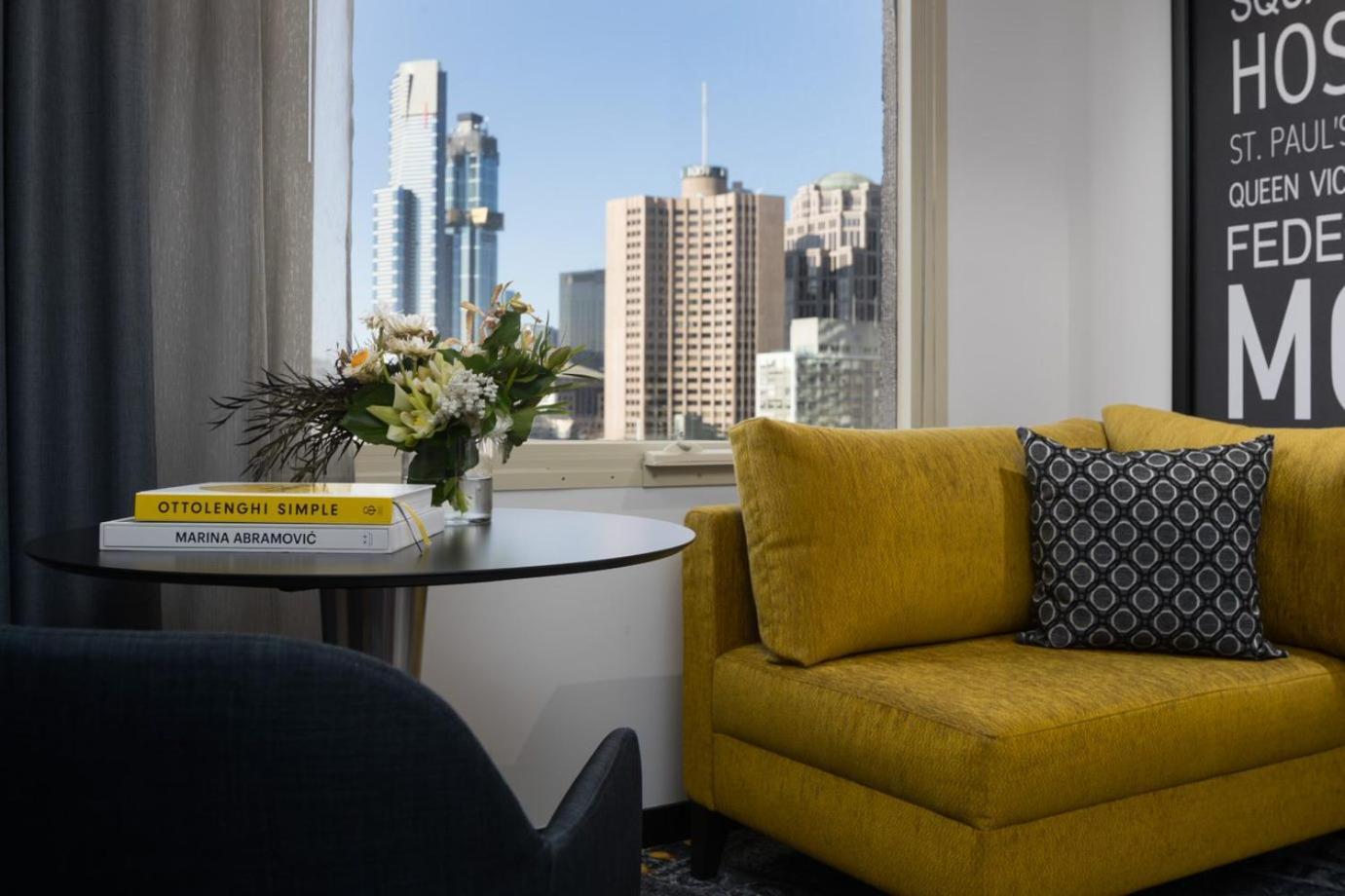 Pullman Melbourne City Centre Exterior foto A living room at the hotel